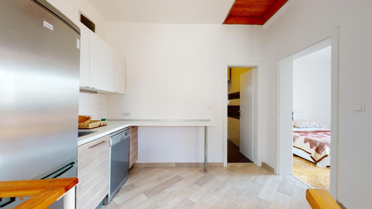 Apartments Riva Metajna Exterior foto