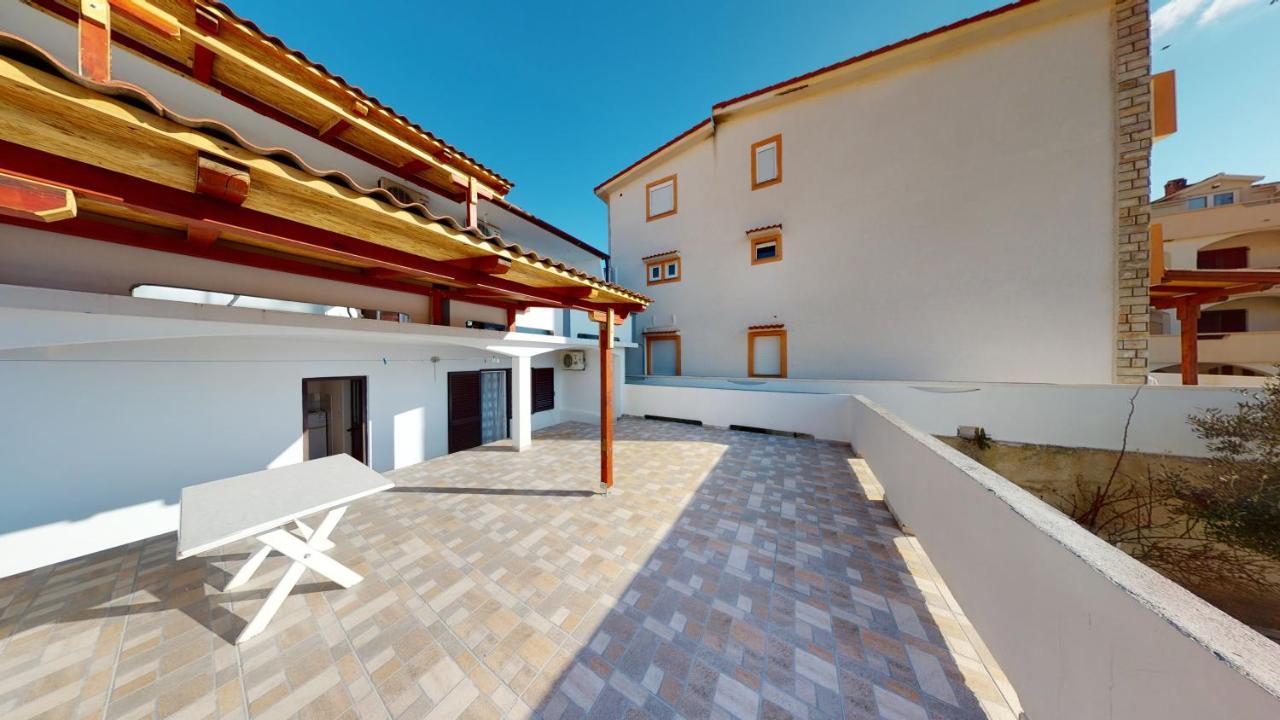 Apartments Riva Metajna Exterior foto